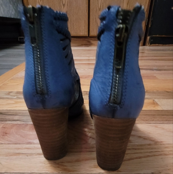 Shoes - Picture 3 of 4